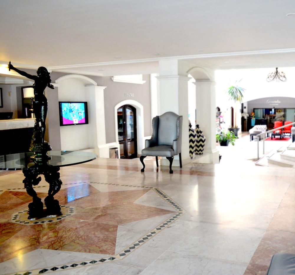 Plaza Camelinas Hotel Queretaro Exterior photo